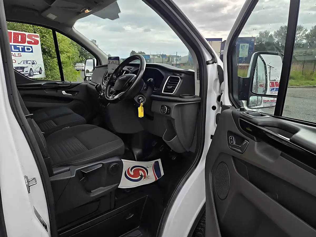 Used 2018 Ford Transit Custom 300 Limited White - Interior and Exterior details 9