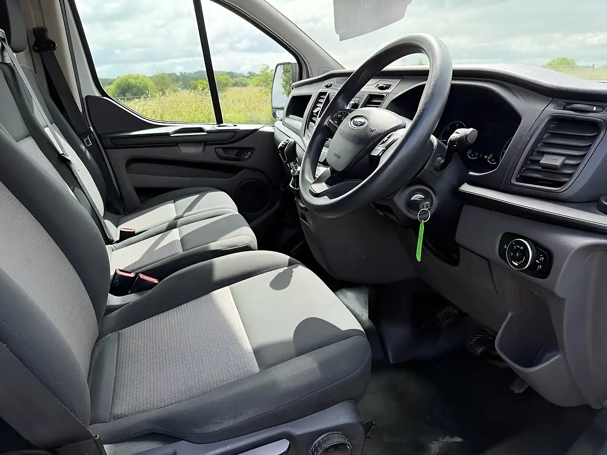 Used 2018 Ford Transit Custom 300 White - Interior and Exterior details 16