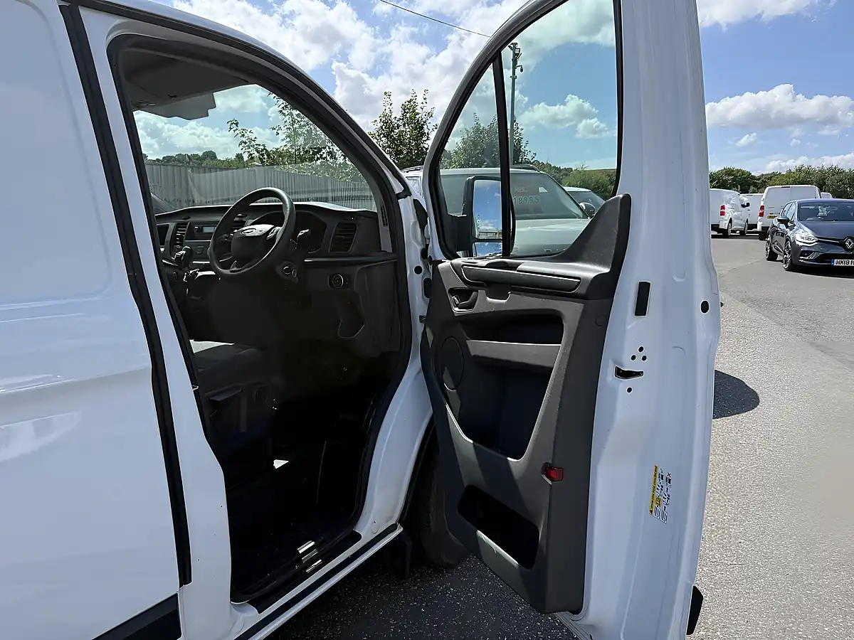 Used 2018 Ford Transit Custom 300 White - Interior and Exterior details 11