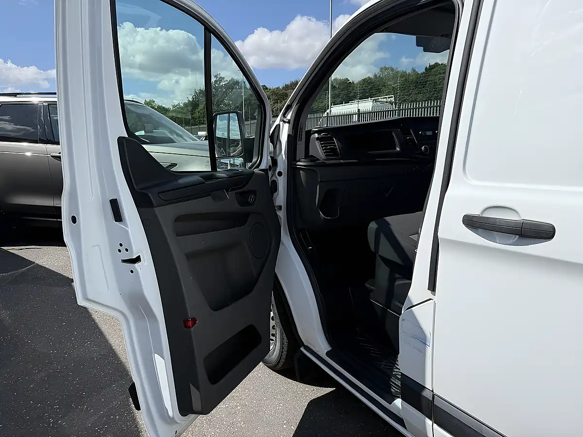 Used 2018 Ford Transit Custom 300 White - Interior and Exterior details 18