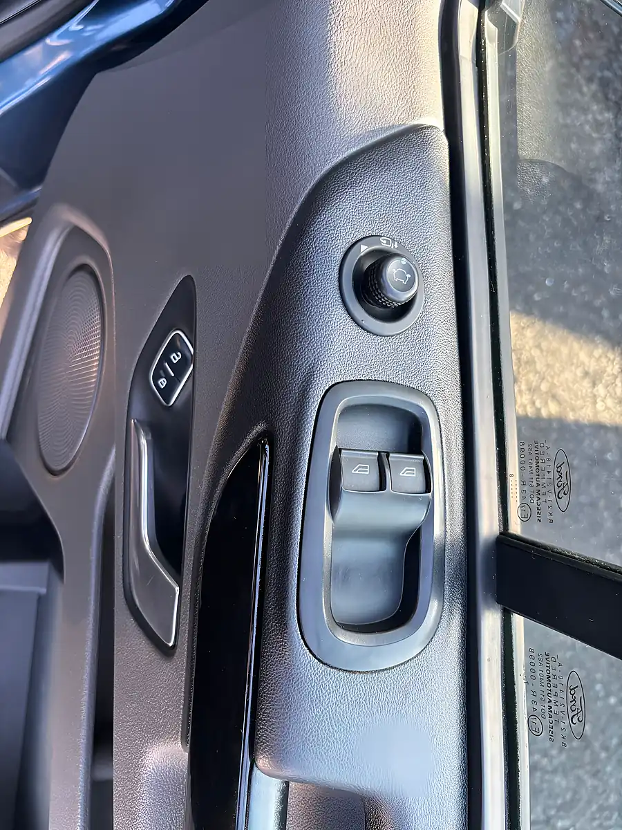 Used 2018 Ford Transit Custom Limited Blue - Interior and Exterior details 13