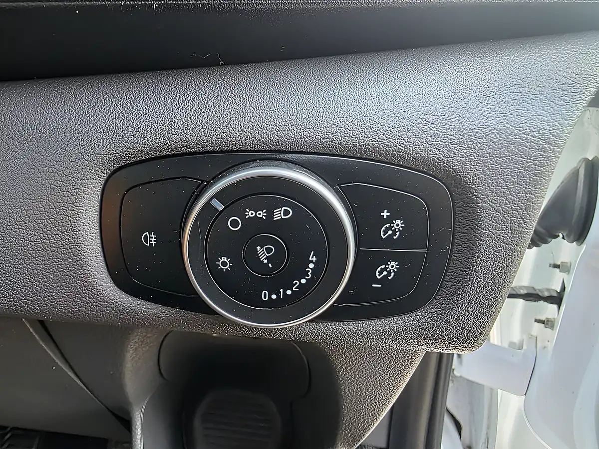 Used 2018 Ford Transit Custom Panel Van White - Interior and Exterior details 16