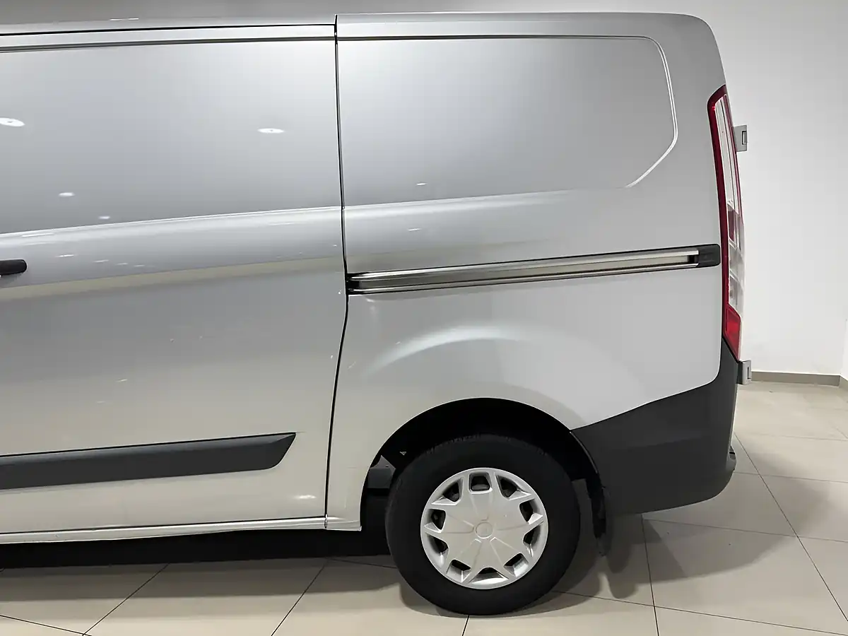 Used 2018 Ford Transit Custom Trend Silver - Interior and Exterior details 7