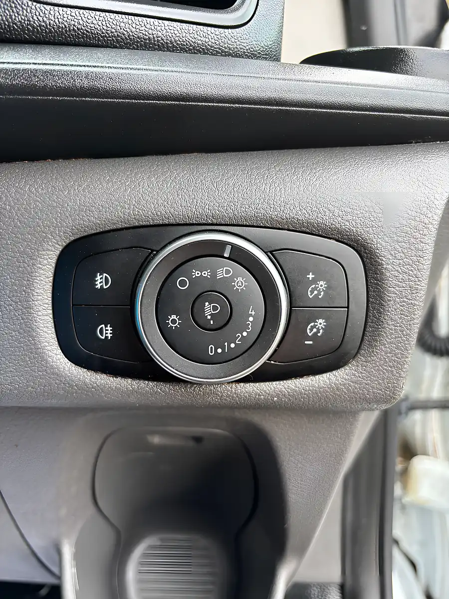 Used 2018 Ford Transit Custom Trend White - Interior and Exterior details 12
