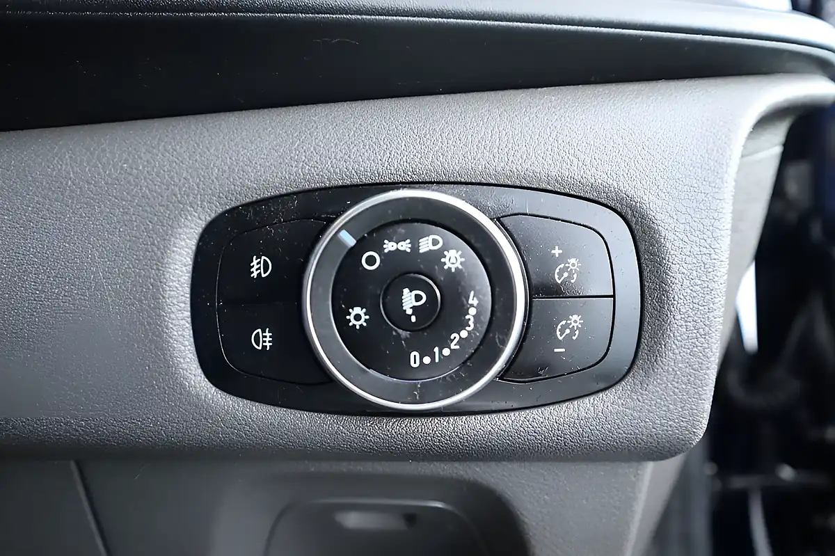 Used 2018 Ford Transit Custom Trend White - Interior and Exterior details 18