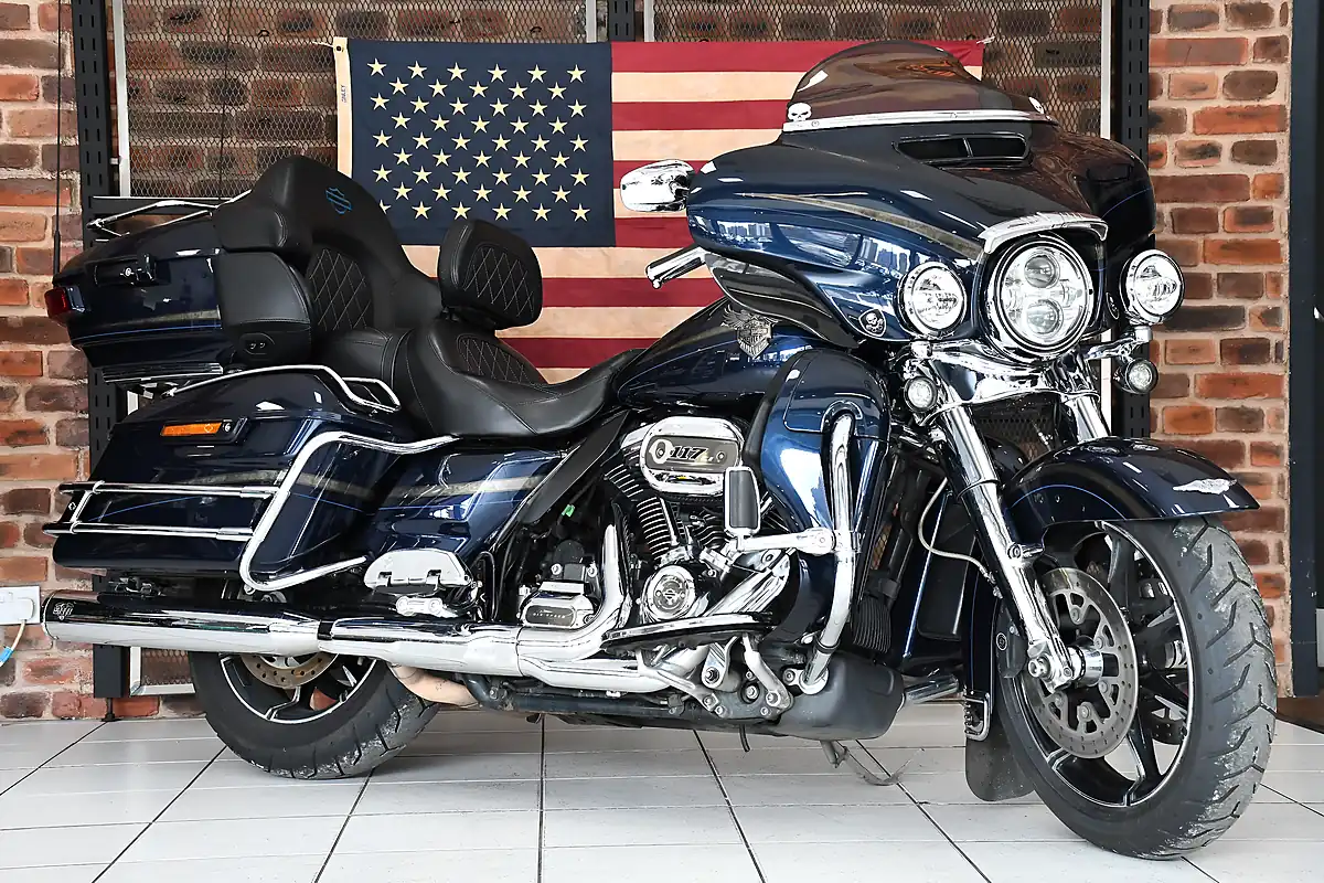 Used 2018 Harley-Davidson Cvo Flhtkse Electra Glide Ultra Limited Blue - Front View
