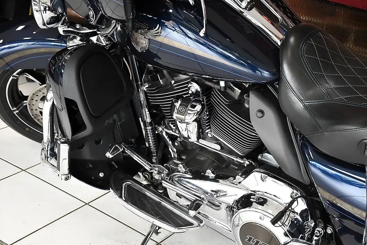 Used 2018 Harley-Davidson Cvo Flhtkse Electra Glide Ultra Limited Blue - Interior and Exterior details 10
