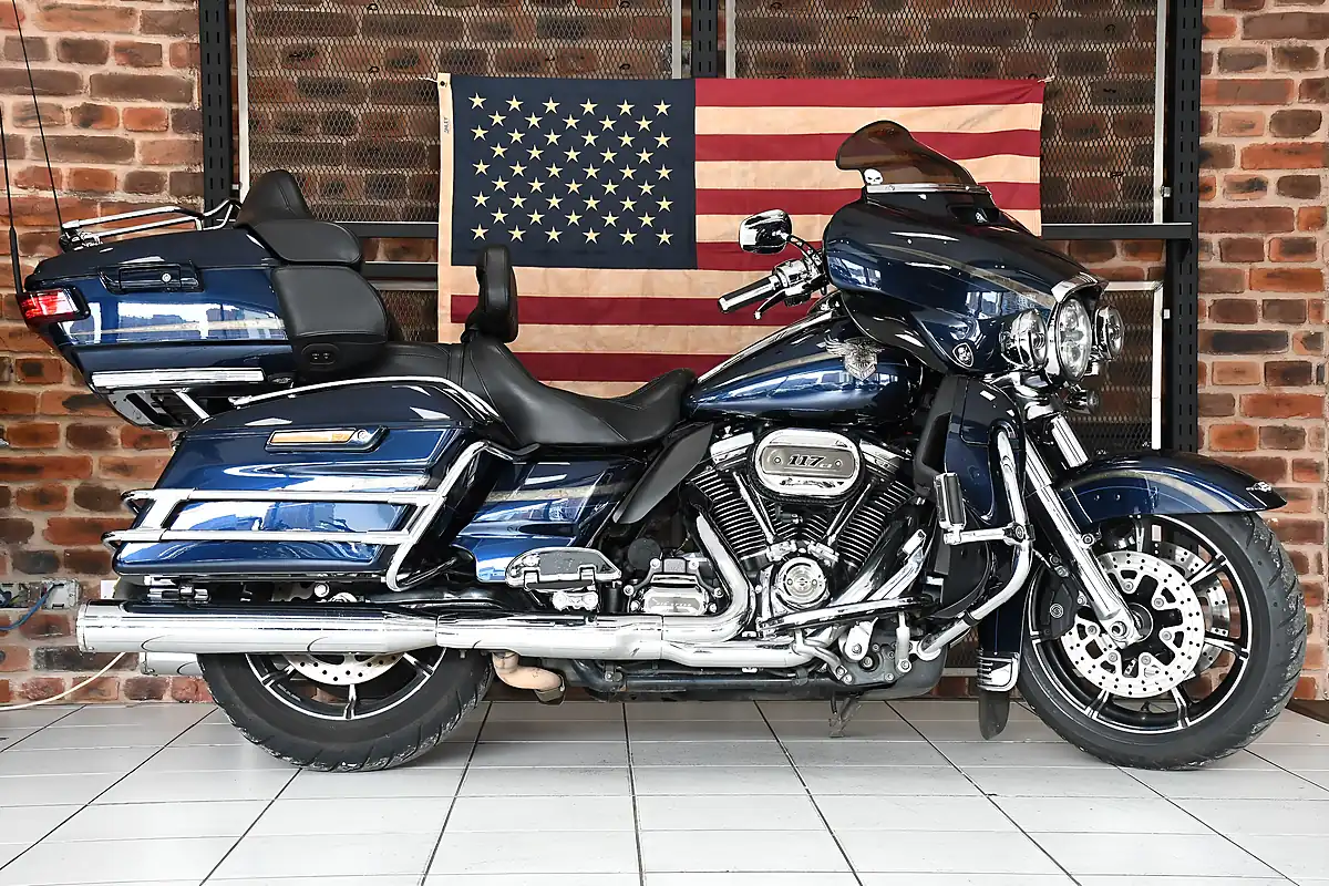 Used 2018 Harley-Davidson Cvo Flhtkse Electra Glide Ultra Limited Blue - Interior and Exterior details 6
