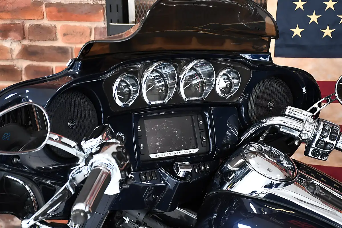 Used 2018 Harley-Davidson Cvo Flhtkse Electra Glide Ultra Limited Blue - Interior and Exterior details 9