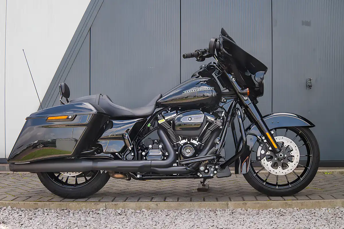 Used 2018 Harley-Davidson Street Glide Special Vivid Black - Interior and Exterior details 4
