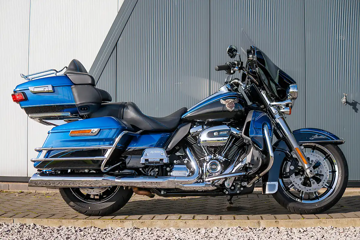 Used 2018 Harley-Davidson Ultra Limited 115th Anniversary Legend Blue/Vivid Black - Interior and Exterior details 4