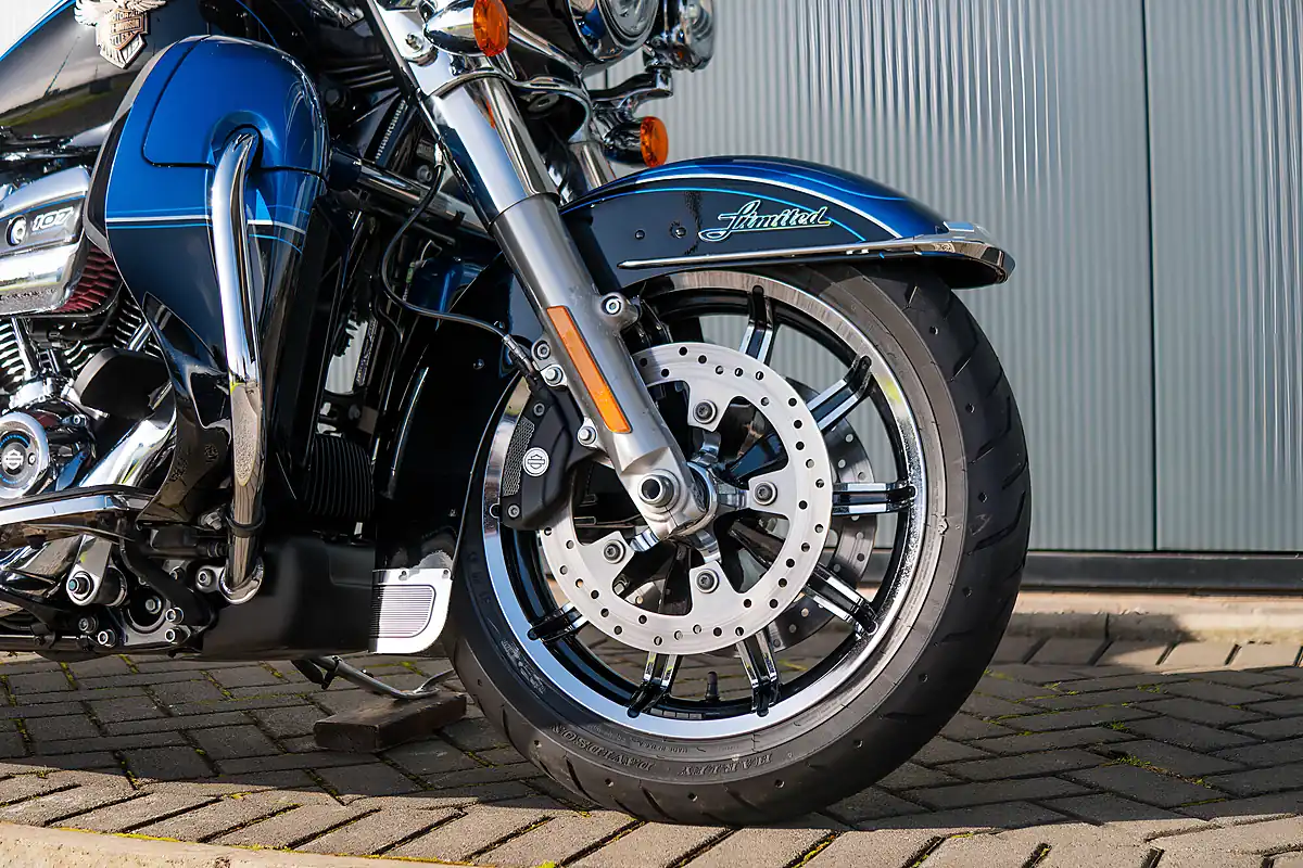 Used 2018 Harley-Davidson Ultra Limited 115th Anniversary Legend Blue/Vivid Black - Interior and Exterior details 8