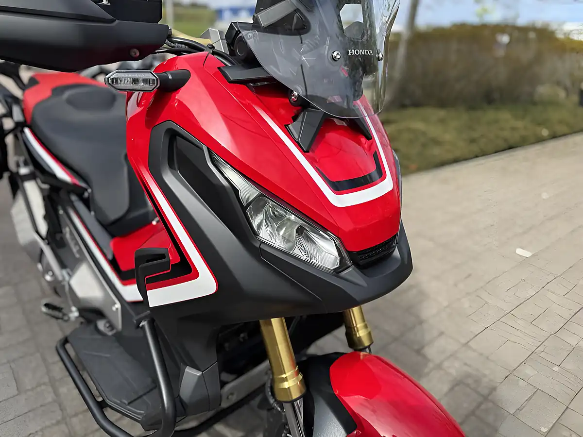Used 2018 Honda Adv 750 J Red - Interior and Exterior details 15