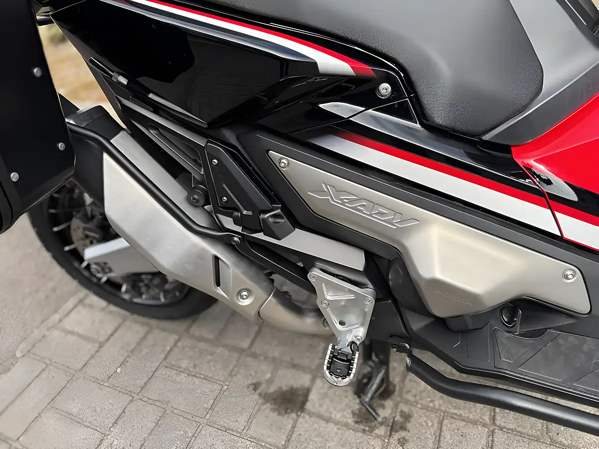 Used 2018 Honda Adv 750 J Red - Interior and Exterior details 16