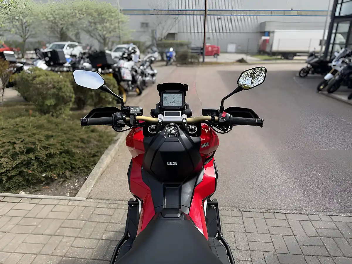 Used 2018 Honda Adv 750 J Red - Interior and Exterior details 9