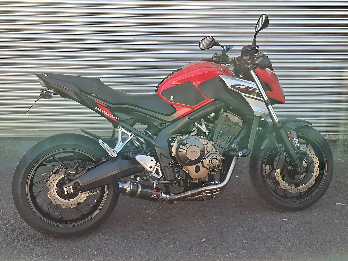 Used 2018 Honda Cb F Red - Interior and Exterior details 9