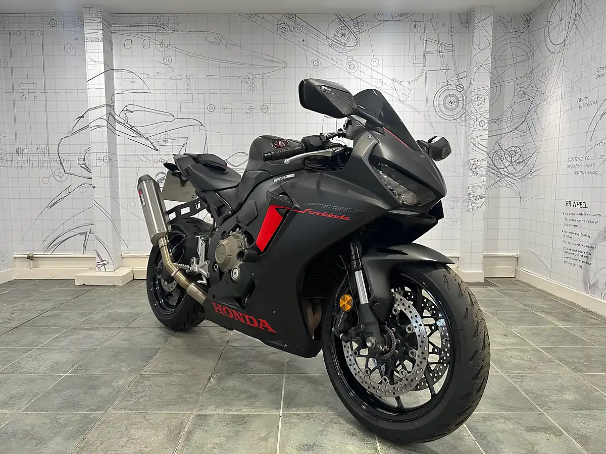 Used 2018 Honda CBR1000RR Fireblade Black - Front View