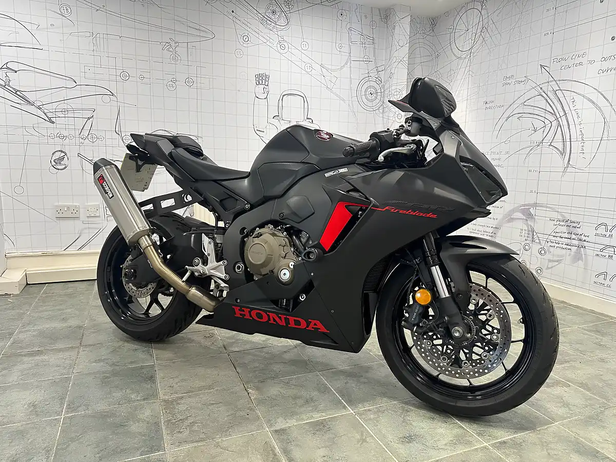 Used 2018 Honda CBR1000RR Fireblade Black - Interior and Exterior details 2