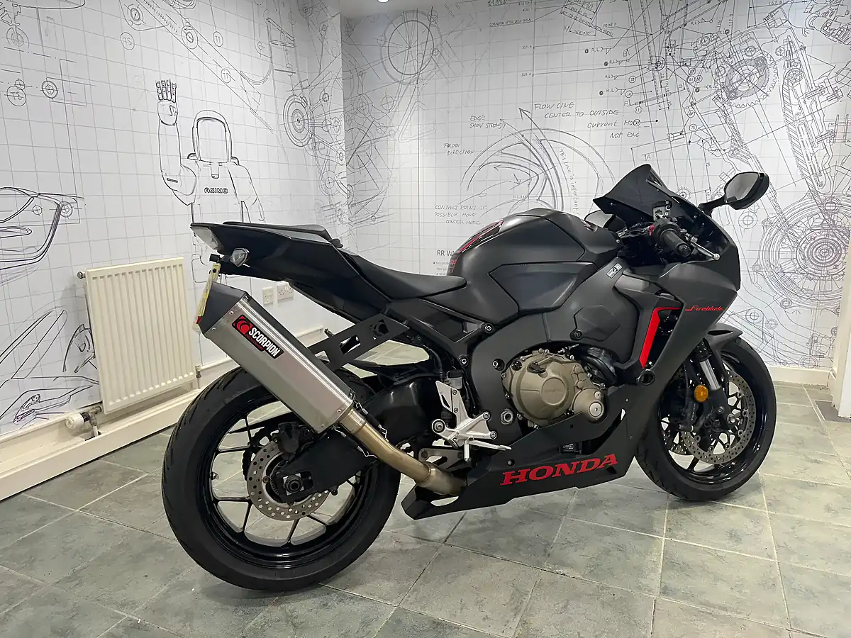 Used 2018 Honda CBR1000RR Fireblade Black - Interior and Exterior details 3