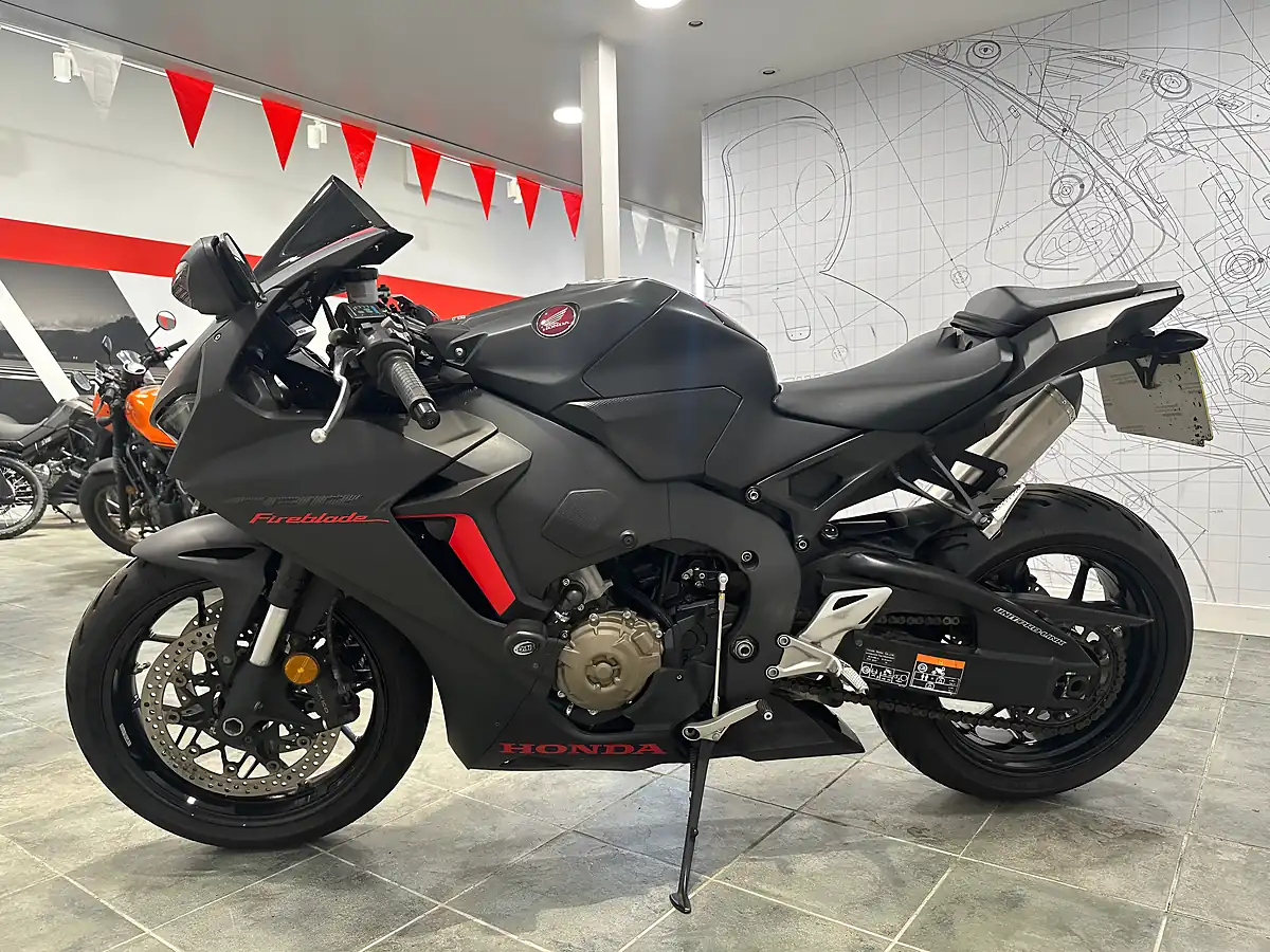 Used 2018 Honda CBR1000RR Fireblade Black - Interior and Exterior details 5