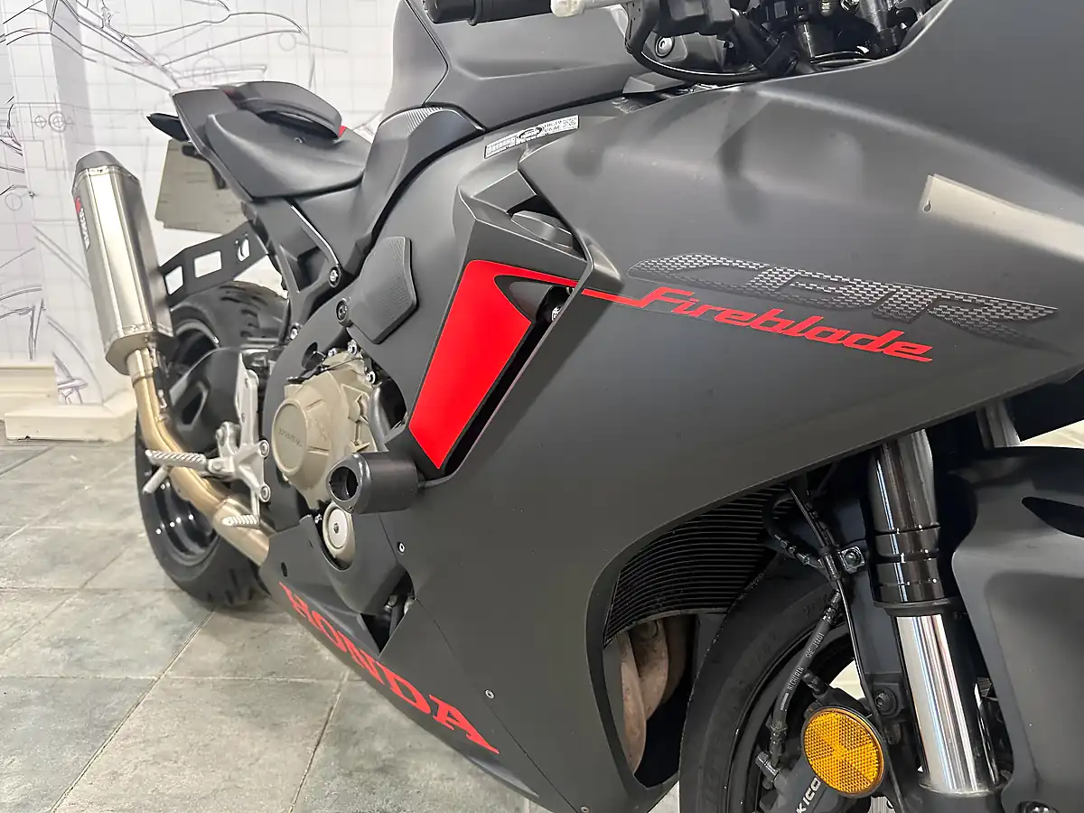 Used 2018 Honda CBR1000RR Fireblade Black - Interior and Exterior details 7