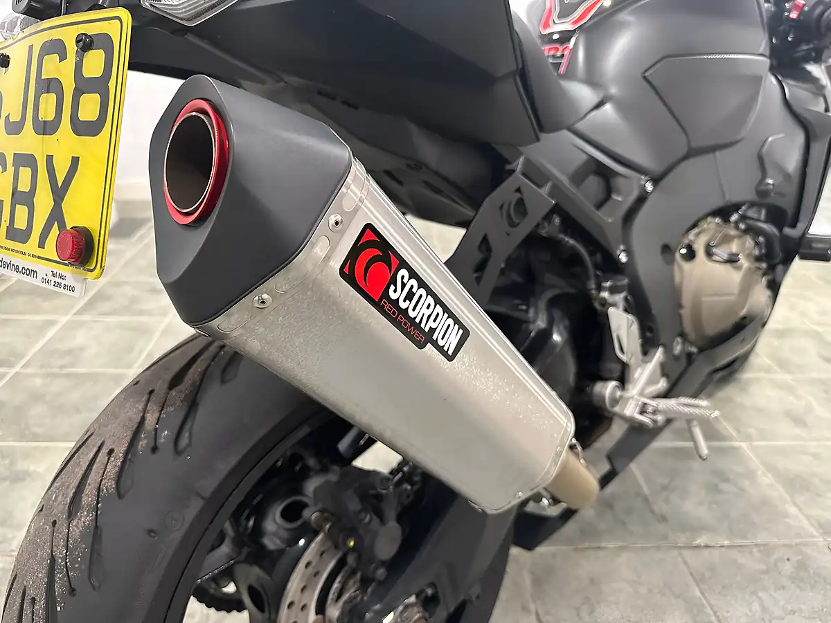 Used 2018 Honda CBR1000RR Fireblade Black - Interior and Exterior details 8