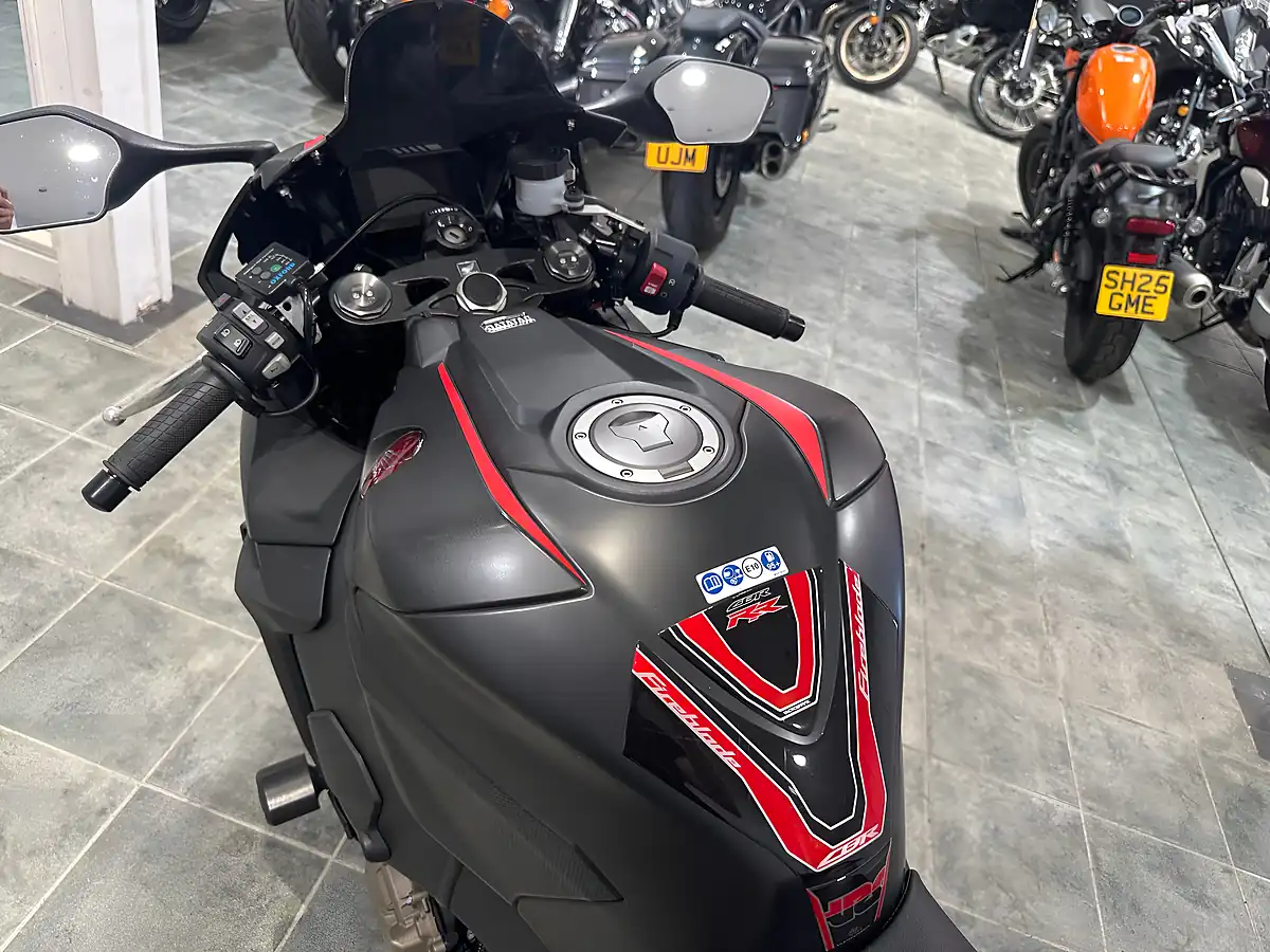 Used 2018 Honda CBR1000RR Fireblade Black - Interior and Exterior details 9