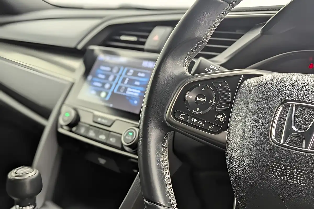 Used 2018 Honda Civic Sr White - Interior and Exterior details 13