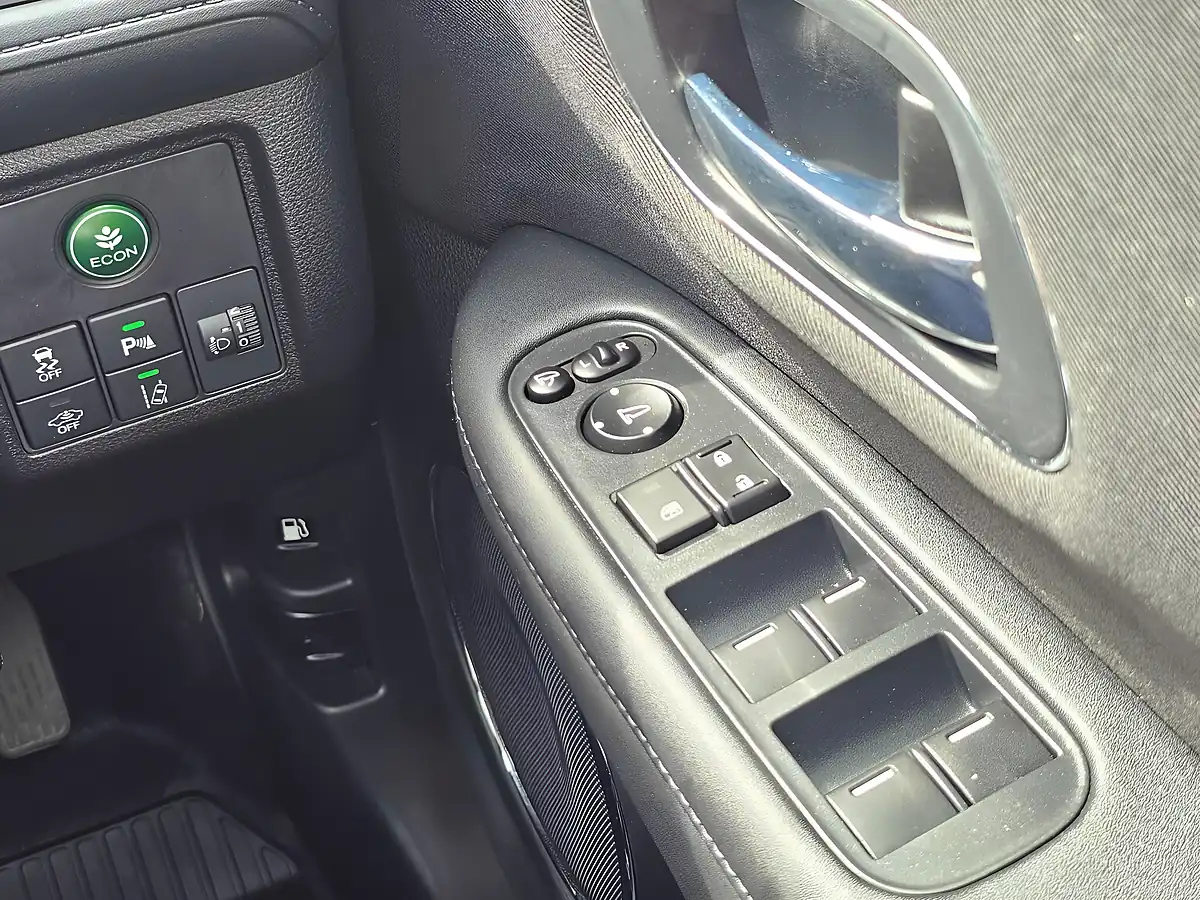 Used 2018 Honda Hr-V Se Black - Interior and Exterior details 9