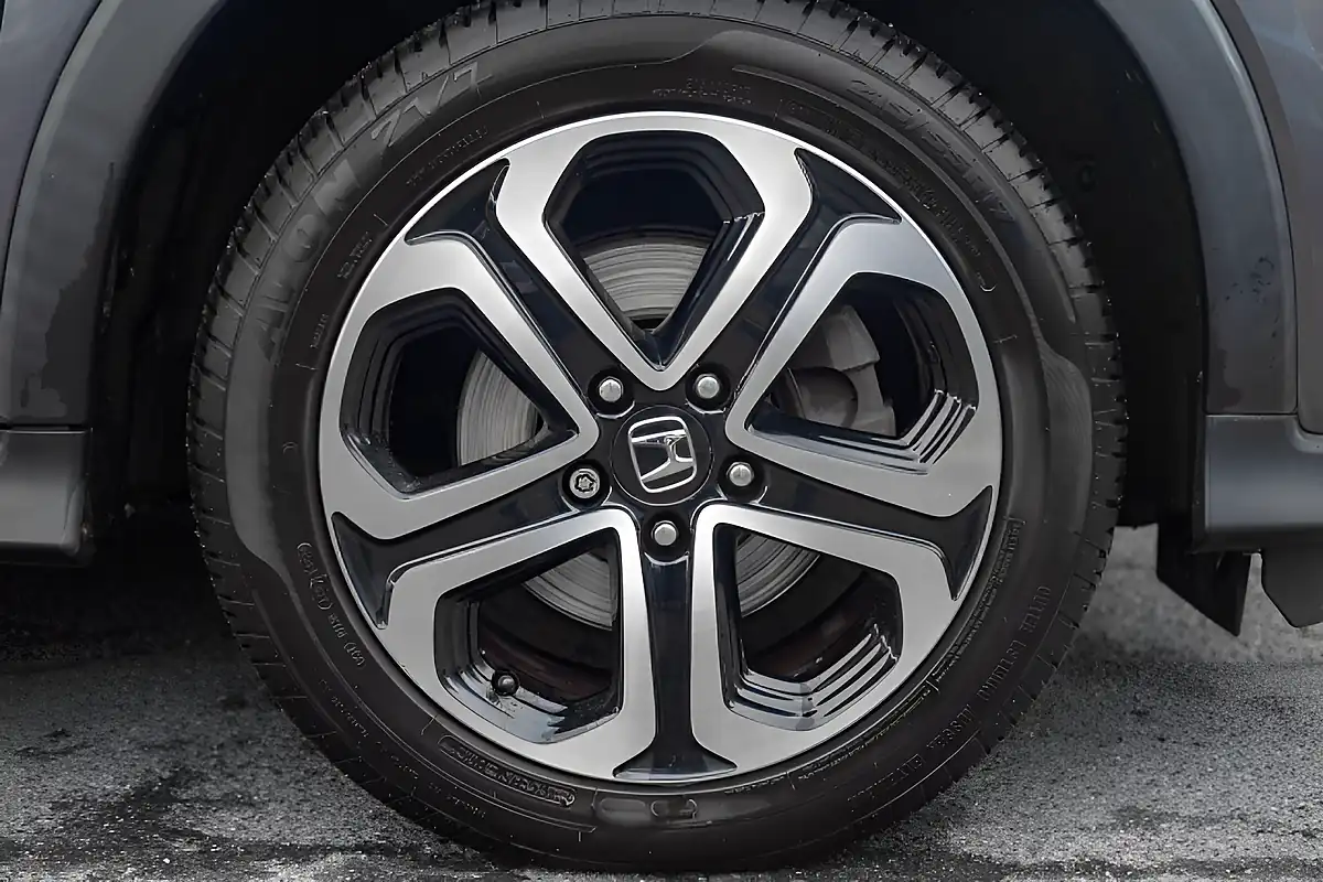 Used 2018 Honda Hr-V Se Modern Steel - Interior and Exterior details 10
