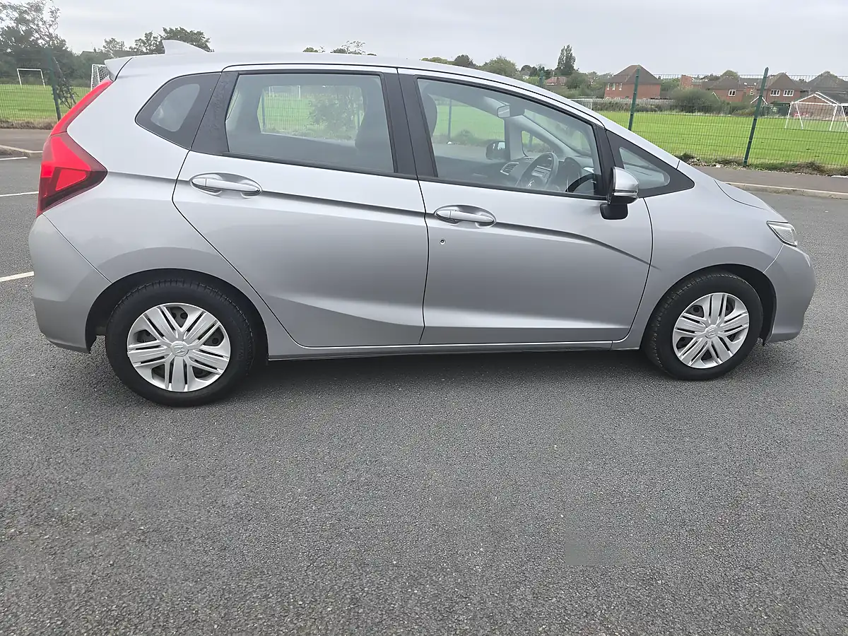 Used 2018 Honda Jazz S Silver - Interior and Exterior details 8