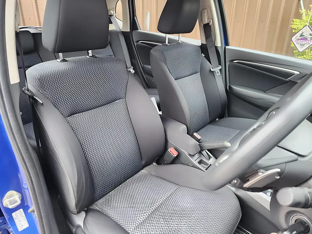 Used 2018 Honda Jazz Se Blue - Interior and Exterior details 6