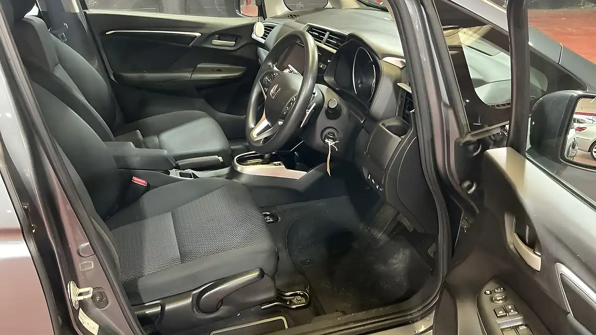Used 2018 Honda Jazz Se Grey - Interior and Exterior details 8
