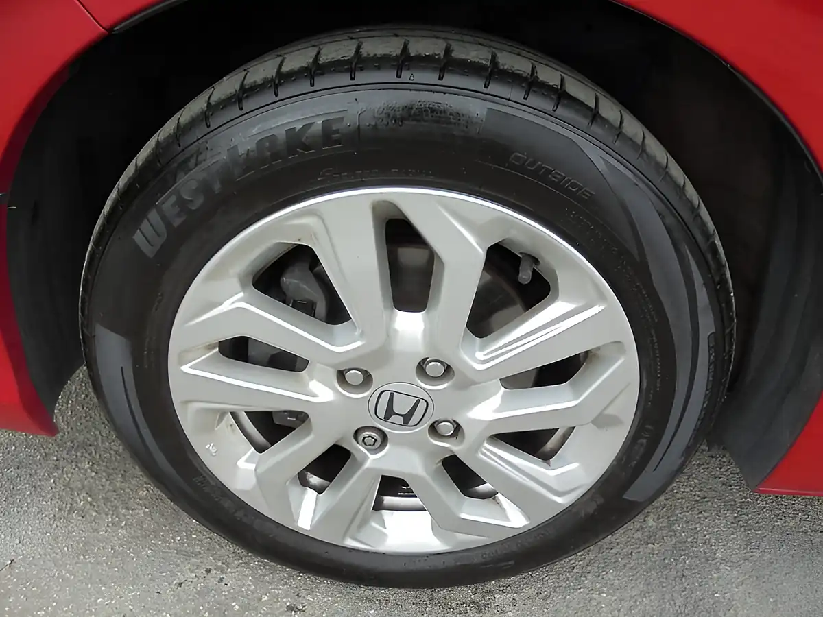 Used 2018 Honda Jazz Se Red - Interior and Exterior details 17