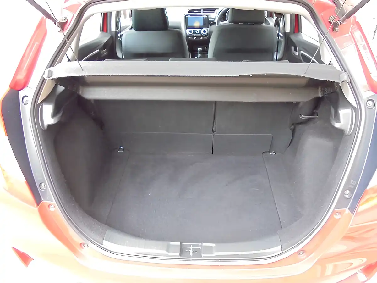 Used 2018 Honda Jazz Se Red - Interior and Exterior details 7