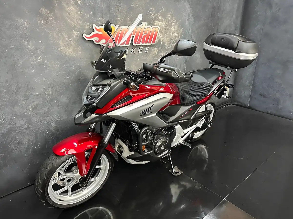 Used 2018 Honda NC750X Red - Interior and Exterior details 17