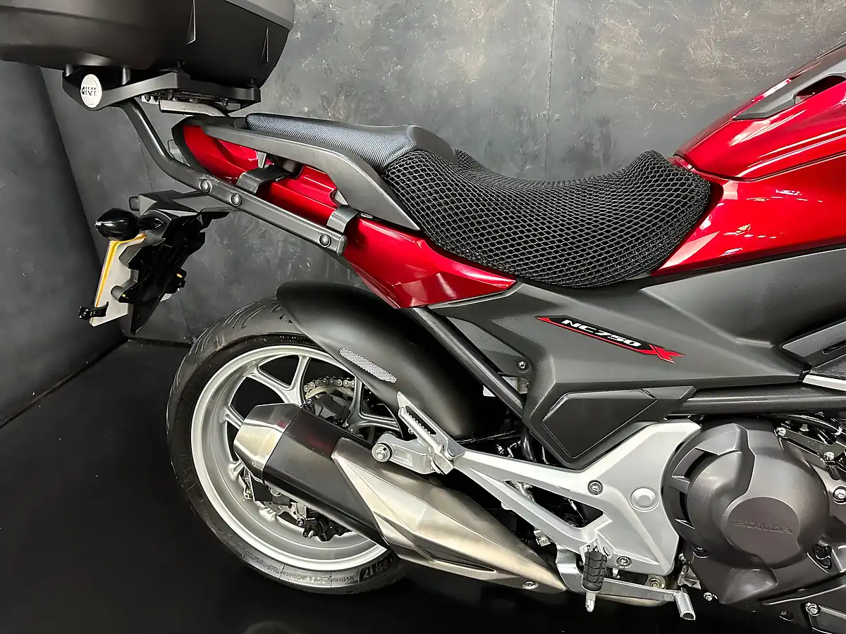 Used 2018 Honda NC750X Red - Interior and Exterior details 7