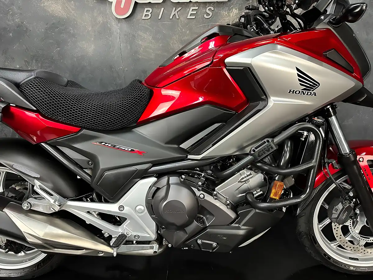 Used 2018 Honda NC750X Red - Interior and Exterior details 8