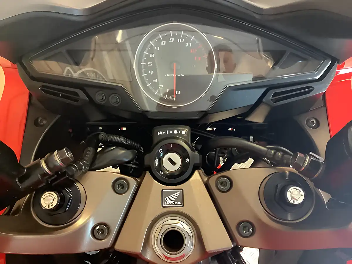 Used 2018 Honda Vfr F Red - Interior and Exterior details 7