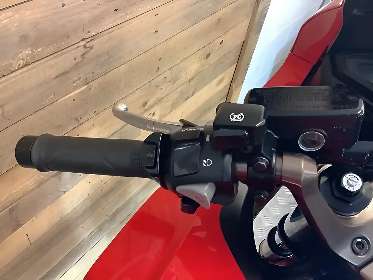Used 2018 Honda Vfr F Red - Interior and Exterior details 8