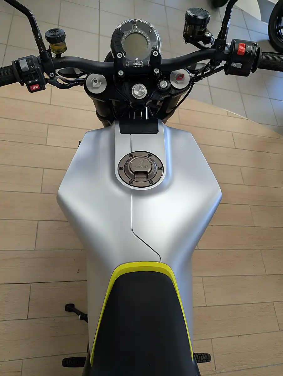 Used 2018 Husqvarna Vitpilen 701 White - Interior and Exterior details 19