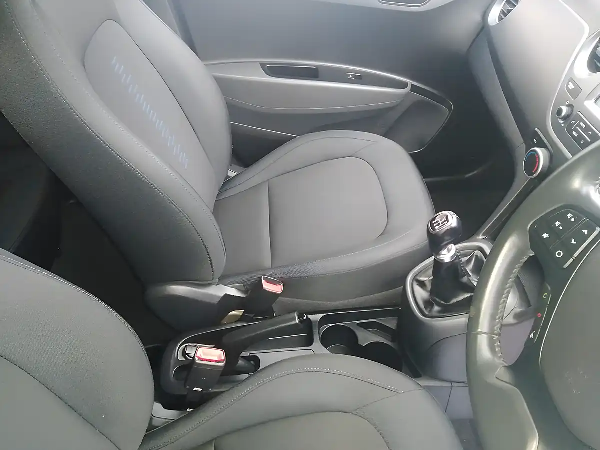 Used 2018 Hyundai i10 Go! Se Blue - Interior and Exterior details 11