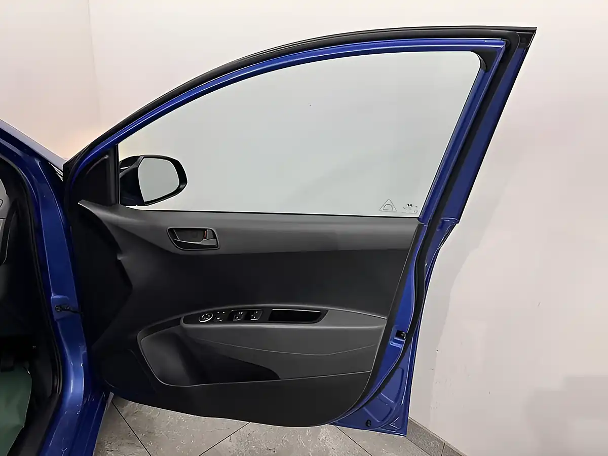 Used 2018 Hyundai i10 Go! Se Blue - Interior and Exterior details 12