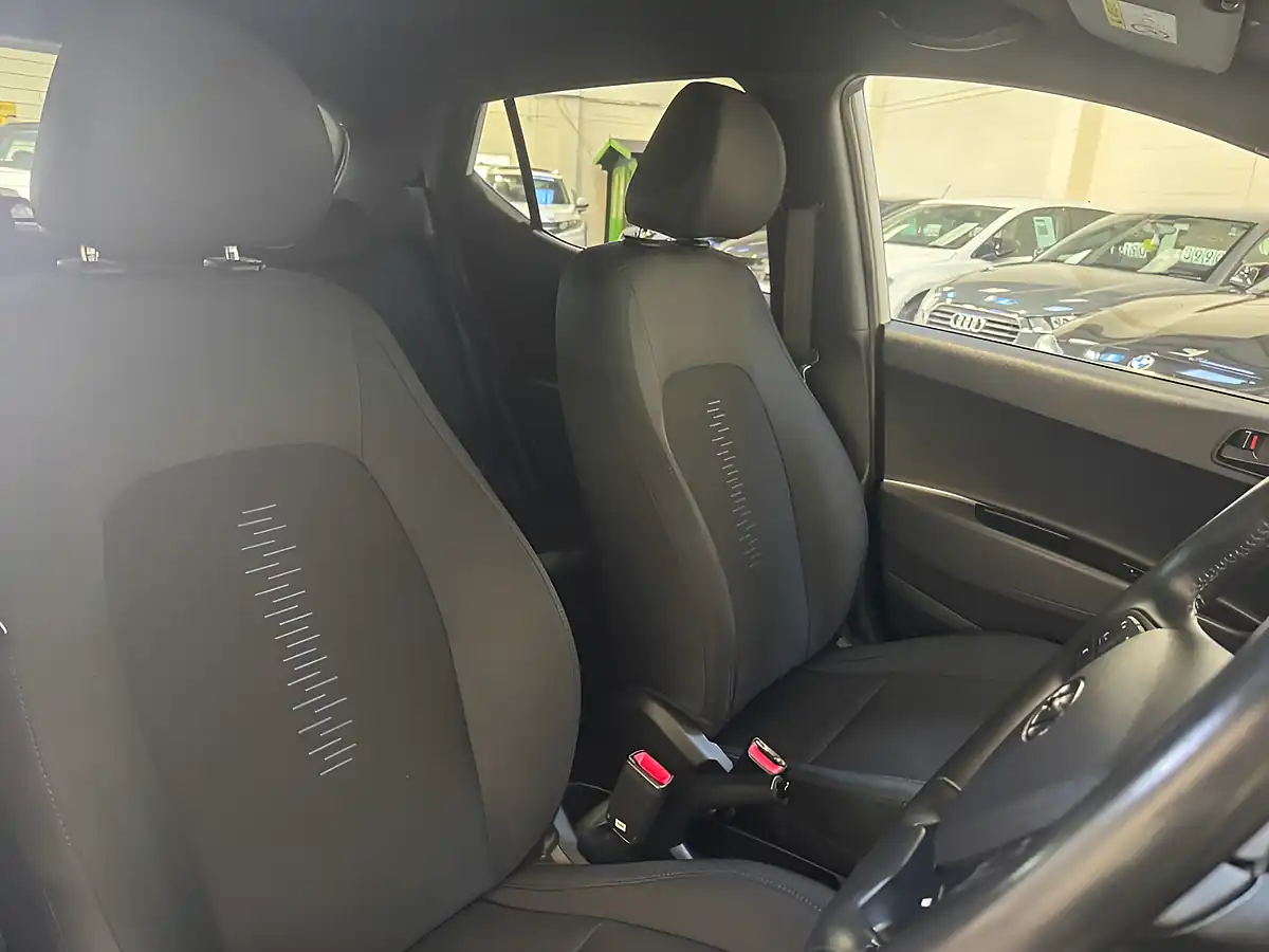 Used 2018 Hyundai i10 Go! Se White - Interior and Exterior details 11