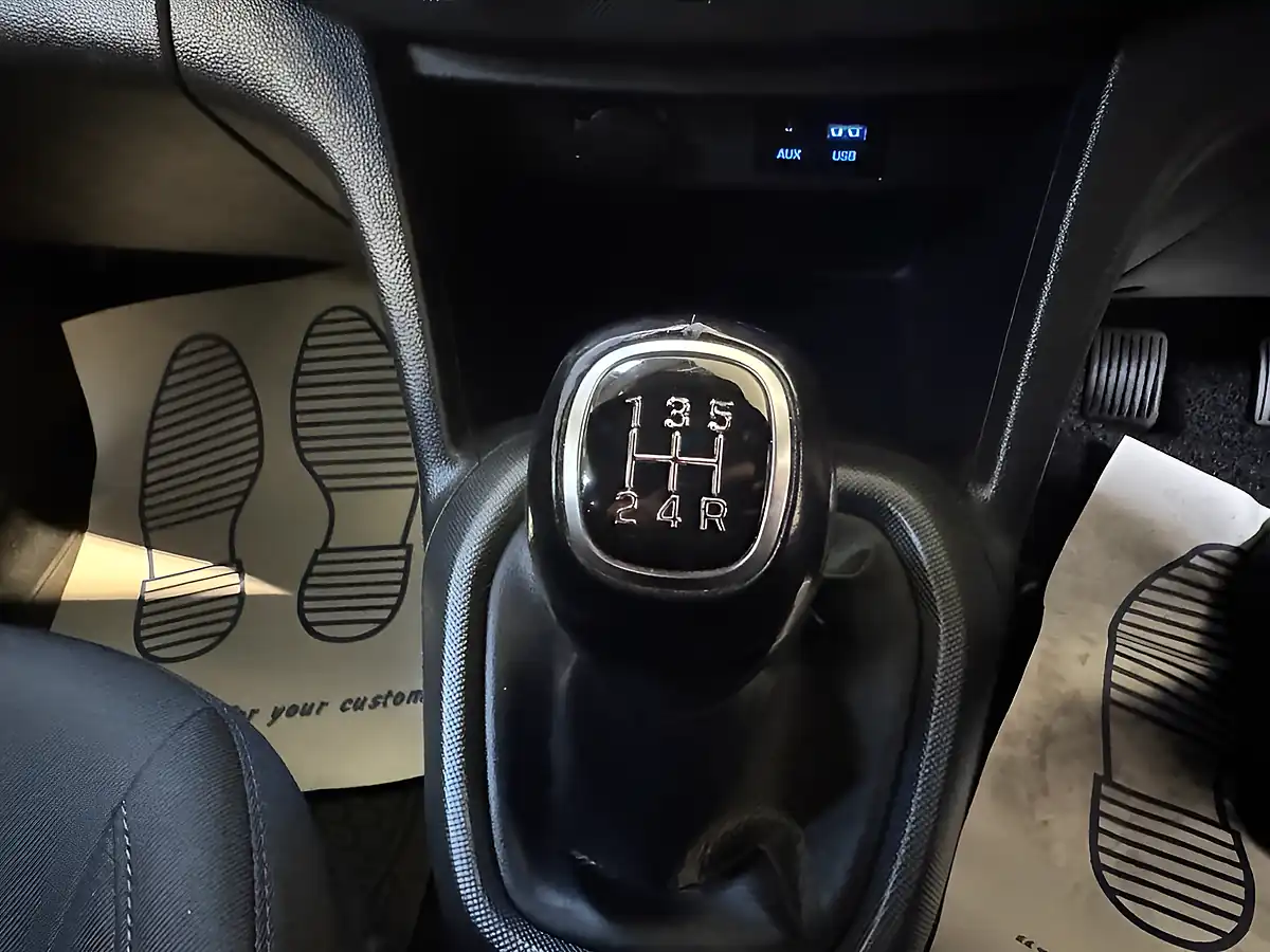 Used 2018 Hyundai i10 Go! Se White - Interior and Exterior details 16