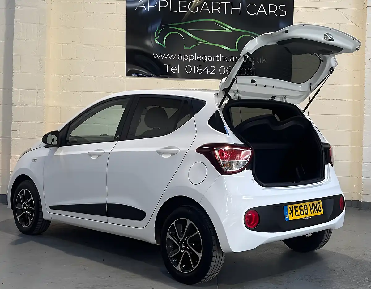 Used 2018 Hyundai i10 Go! Se White - Interior and Exterior details 8