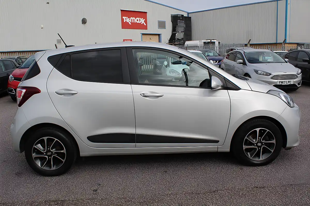 Used 2018 Hyundai I10 Premium Grey - Interior and Exterior details 9