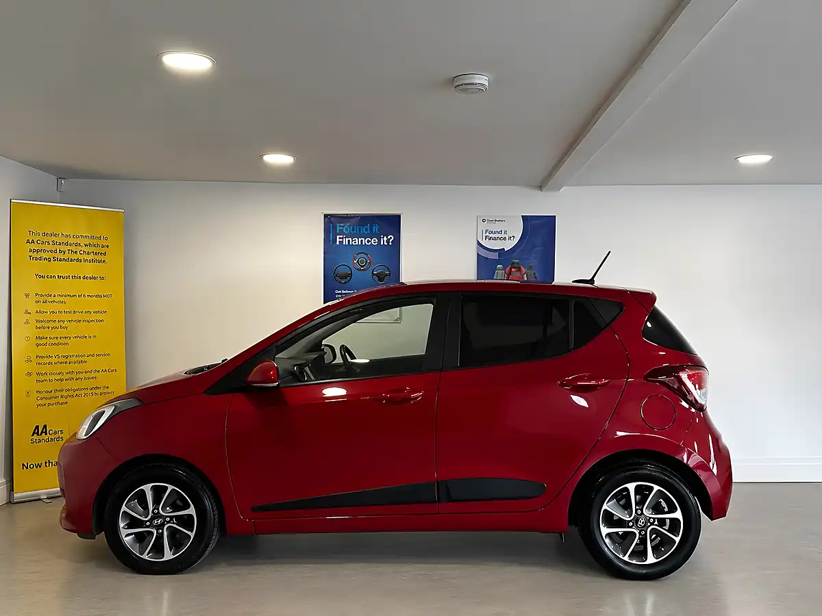Used 2018 Hyundai i10 Premium Passion Red - Interior and Exterior details 9