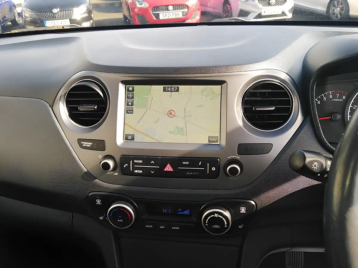 Used 2018 Hyundai i10 Premium Se Silver - Interior and Exterior details 10