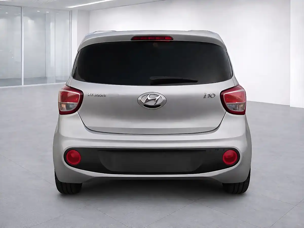 Used 2018 Hyundai i10 Premium Se Silver - Interior and Exterior details 4